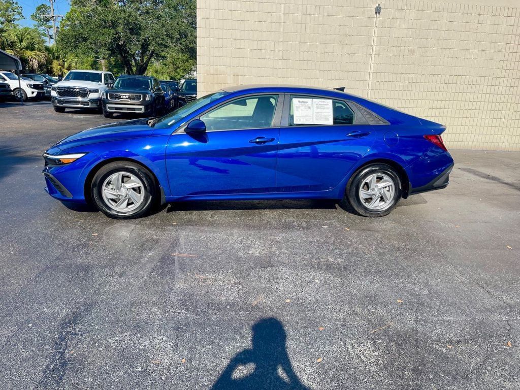 Used 2025 Hyundai Elantra SE FWD image 2