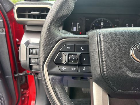 Used 2025 Toyota 4Runner SR5 AWD/4WD image 29