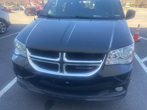 Used 2018 Dodge Grand Caravan SXT image 3
