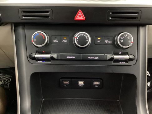 Used 2024 Kia Carnival LX FWD image 36