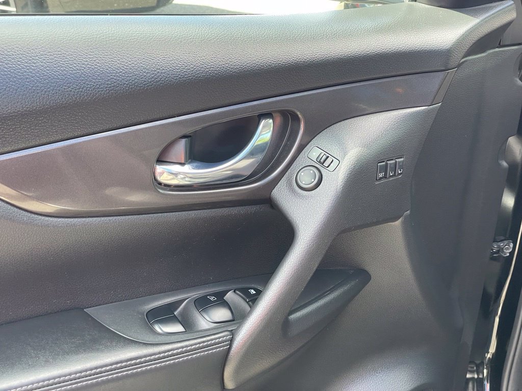 Used 2019 Nissan Rogue SV w/ Sun & Sound Touring Package AWD/4WD image 14