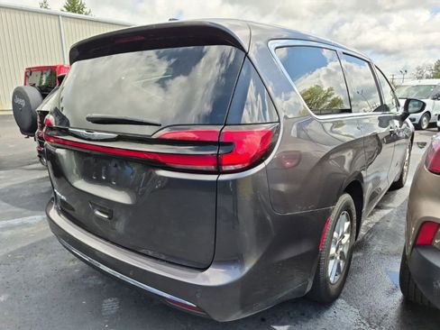 Used 2023 Chrysler Pacifica Touring-L FWD image 5