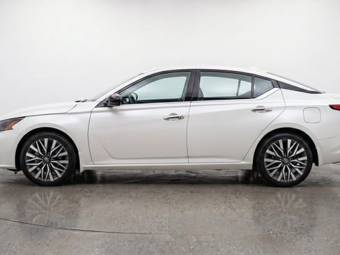 Used 2025 Nissan Altima 2.5 SV FWD image 5