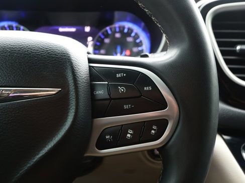 Used 2022 Chrysler Pacifica Touring-L image 14