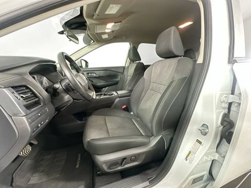 Used 2025 Nissan Rogue SV AWD/4WD image 17