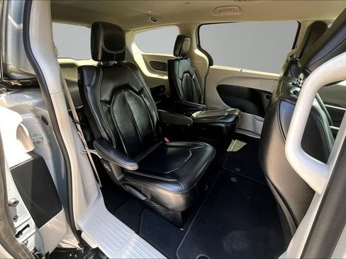 Used 2023 Chrysler Pacifica Touring-L FWD image 24