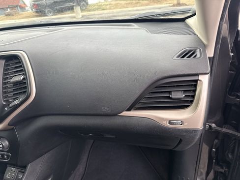 Used 2017 Jeep Cherokee Latitude w/ Safety/Convenience Group image 32