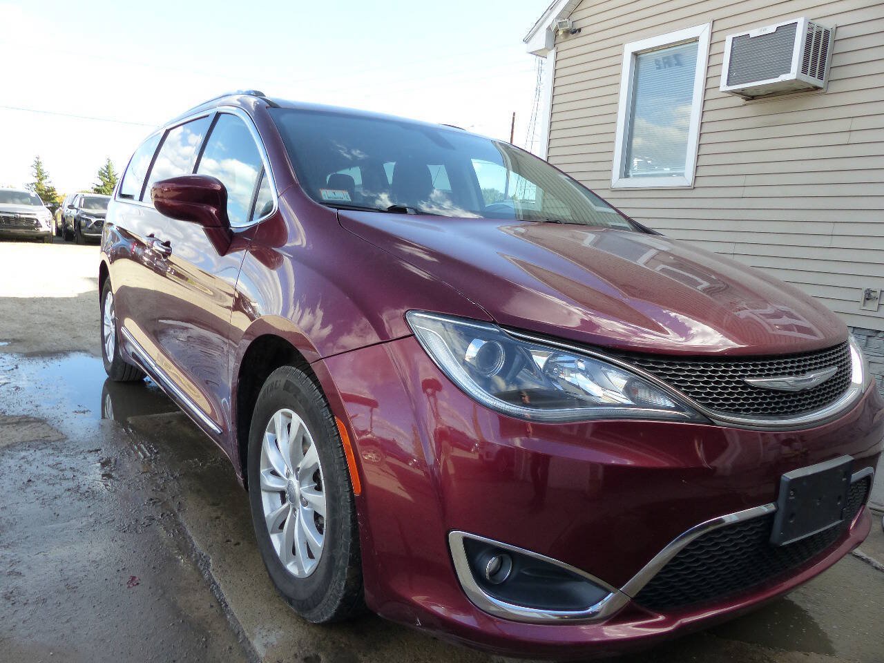 Used 2018 Chrysler Pacifica Touring-L Plus FWD image 1