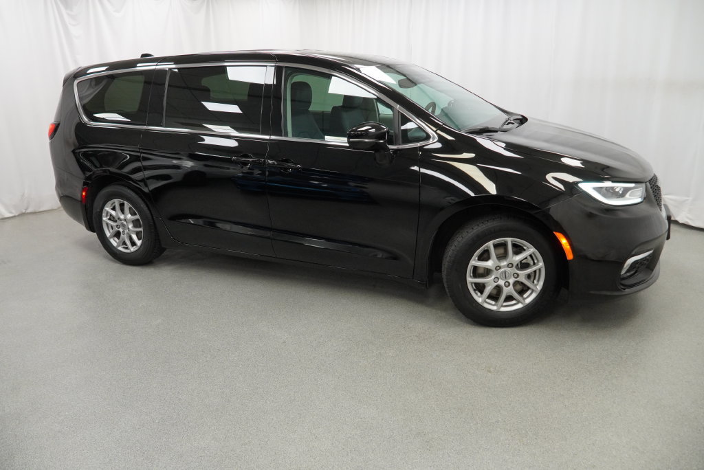 Certified 2024 Chrysler Pacifica Touring-L FWD image 18