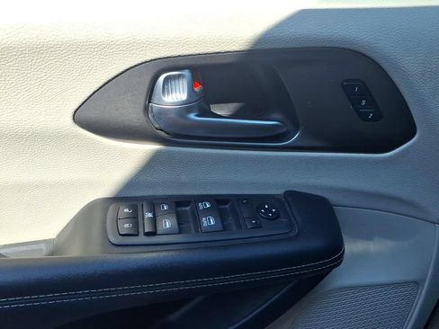 Used 2021 Chrysler Pacifica Touring-L FWD image 12