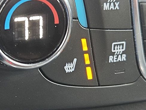 Used 2023 Chevrolet Traverse LT image 30