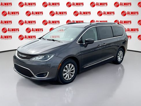 Used 2019 Chrysler Pacifica Touring-L FWD image 1