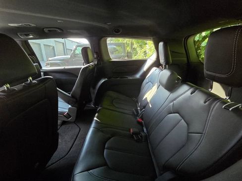 Used 2025 Chrysler Pacifica Select FWD image 6