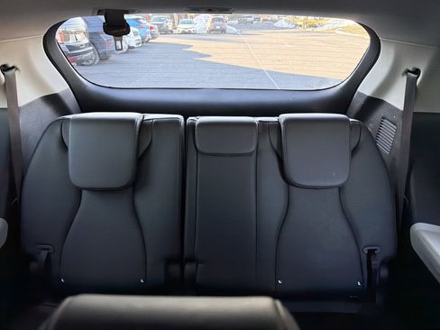 Used 2023 Kia Carnival LX image 29