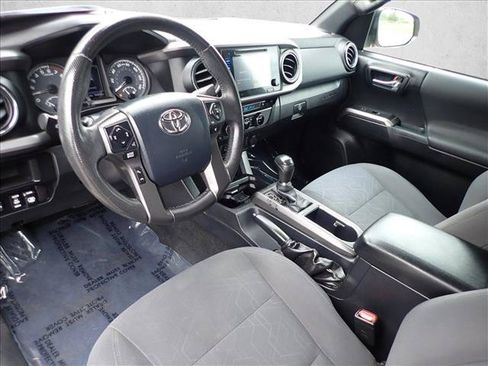 Used 2017 Toyota Tacoma TRD Off-Road w/ Premium & Technology Package AWD/4WD image 9