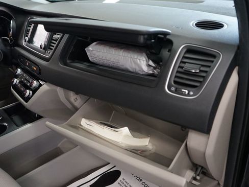 Used 2021 Kia Sedona LX image 43