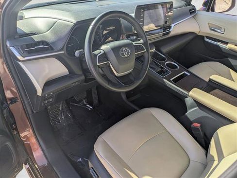 Used 2021 Toyota Sienna XLE image 9