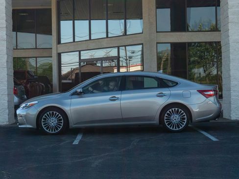 Used 2016 Toyota Avalon Limited w/ Toyota Safety Sense Package FWD image 5