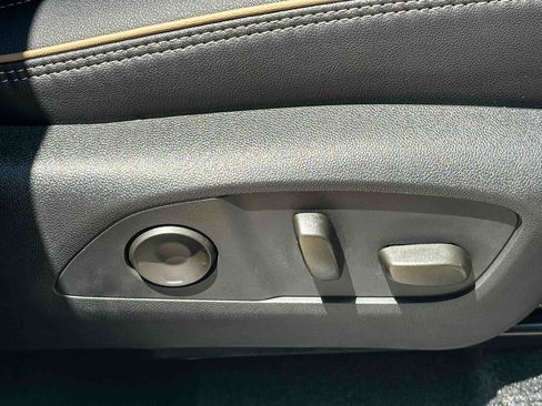 Used 2025 Chevrolet Traverse High Country FWD image 27
