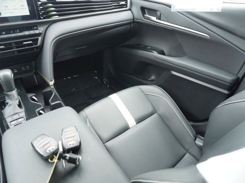 Used 2025 Toyota Camry SE FWD image 16