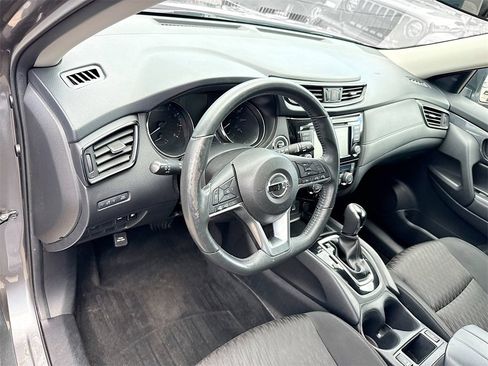 Used 2018 Nissan Rogue SV image 10