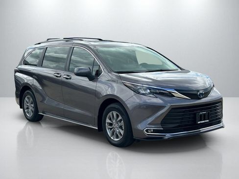 Used 2024 Toyota Sienna XLE FWD image 3