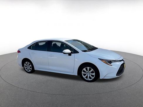 Used 2025 Toyota Corolla LE FWD image 2
