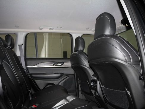 Used 2023 Jeep Grand Cherokee Limited w/ Black Appearance Package image 6