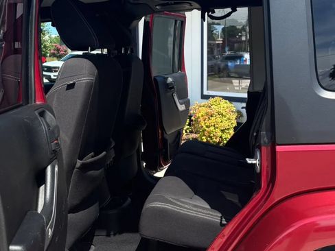 Used 2013 Jeep Wrangler Unlimited Sahara w/ Connectivity Group AWD/4WD image 12