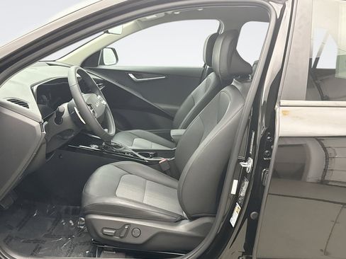 Used 2024 Kia Niro EX image 11
