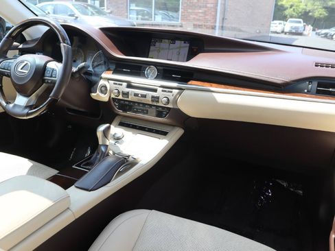 Used 2016 Lexus ES 350 w/ Ultra Luxury Package FWD image 11