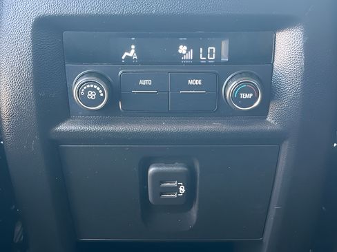 Used 2021 Chevrolet Traverse LT w/ LPO, Floor Liner Package AWD/4WD image 34