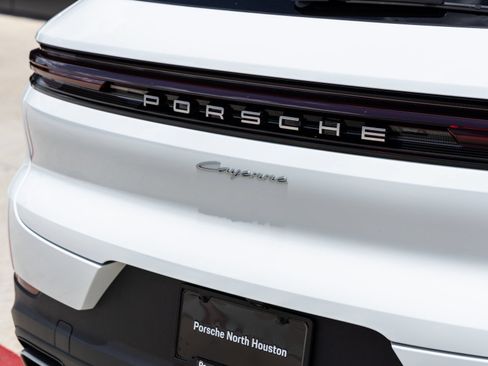 Certified 2025 Porsche Cayenne AWD/4WD image 15