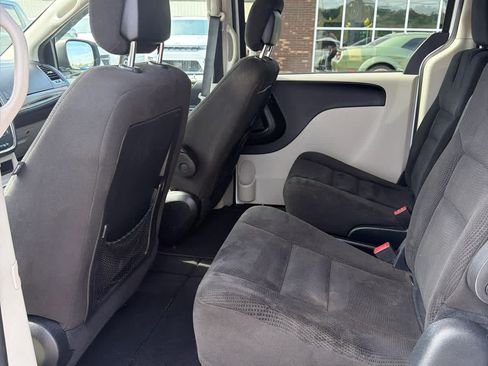 Used 2016 Dodge Grand Caravan SXT FWD image 13