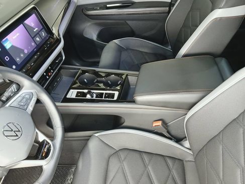 Used 2025 Volkswagen Atlas Peak Edition SE AWD/4WD image 19
