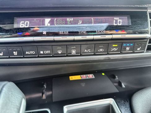 Used 2025 Toyota Sienna Platinum image 17