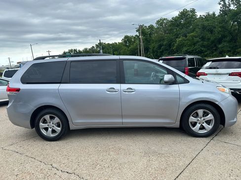 Used 2011 Toyota Sienna LE FWD image 8