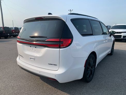 Used 2025 Chrysler Pacifica Limited FWD image 8