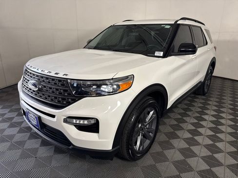 Used 2023 Ford Explorer XLT w/ XLT Sport Appearance Package AWD/4WD image 5
