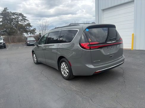 Used 2022 Chrysler Pacifica Touring-L image 5
