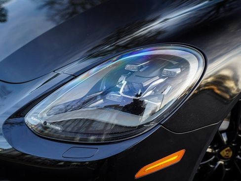 Used 2018 Porsche Panamera 4 image 3