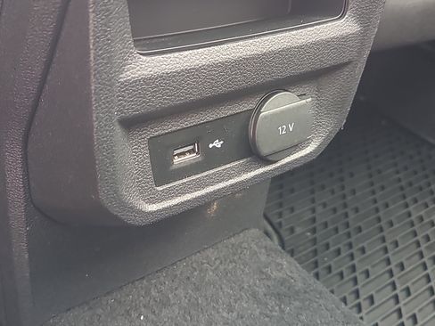 Used 2018 Volkswagen Tiguan SEL AWD/4WD image 14