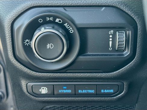 Used 2023 Jeep Wrangler Unlimited Sahara AWD/4WD image 10