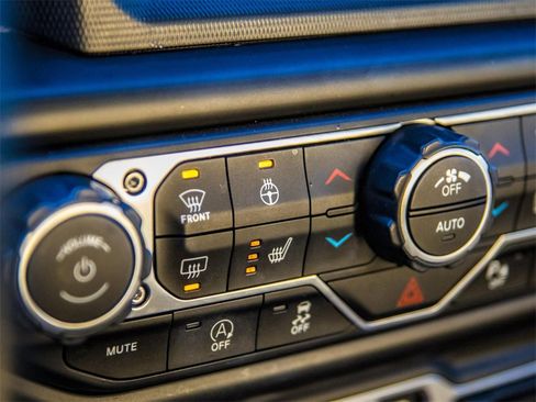 Used 2018 Jeep Wrangler Unlimited Sahara image 33