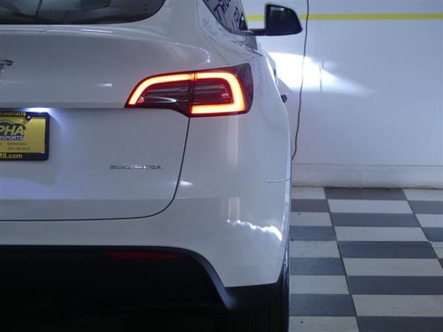 Used 2023 Tesla Model Y AWD image 29