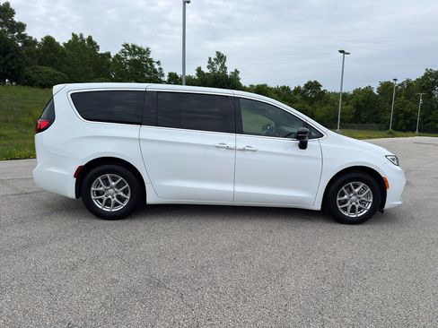 New 2026 Chrysler Pacifica Select FWD image 4