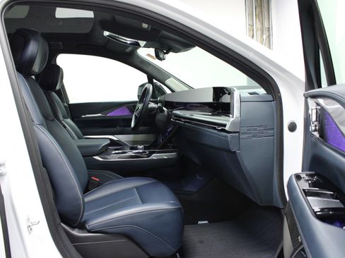 Used 2025 Cadillac Escalade IQ Luxury 2 w/ LPO, Premium Carpet Package AWD/4WD image 17