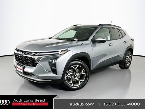 Used 2025 Chevrolet Trax LT w/ Driver Confidence Package image 1