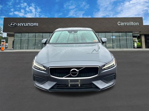 Used 2019 Volvo S60 T6 Momentum w/ Premium Package image 2