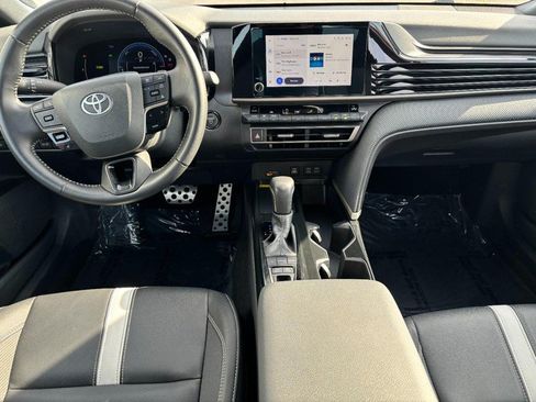 Used 2025 Toyota Camry SE FWD image 14